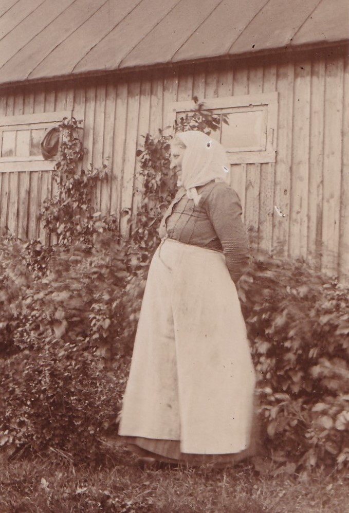Kvinna i trädgård