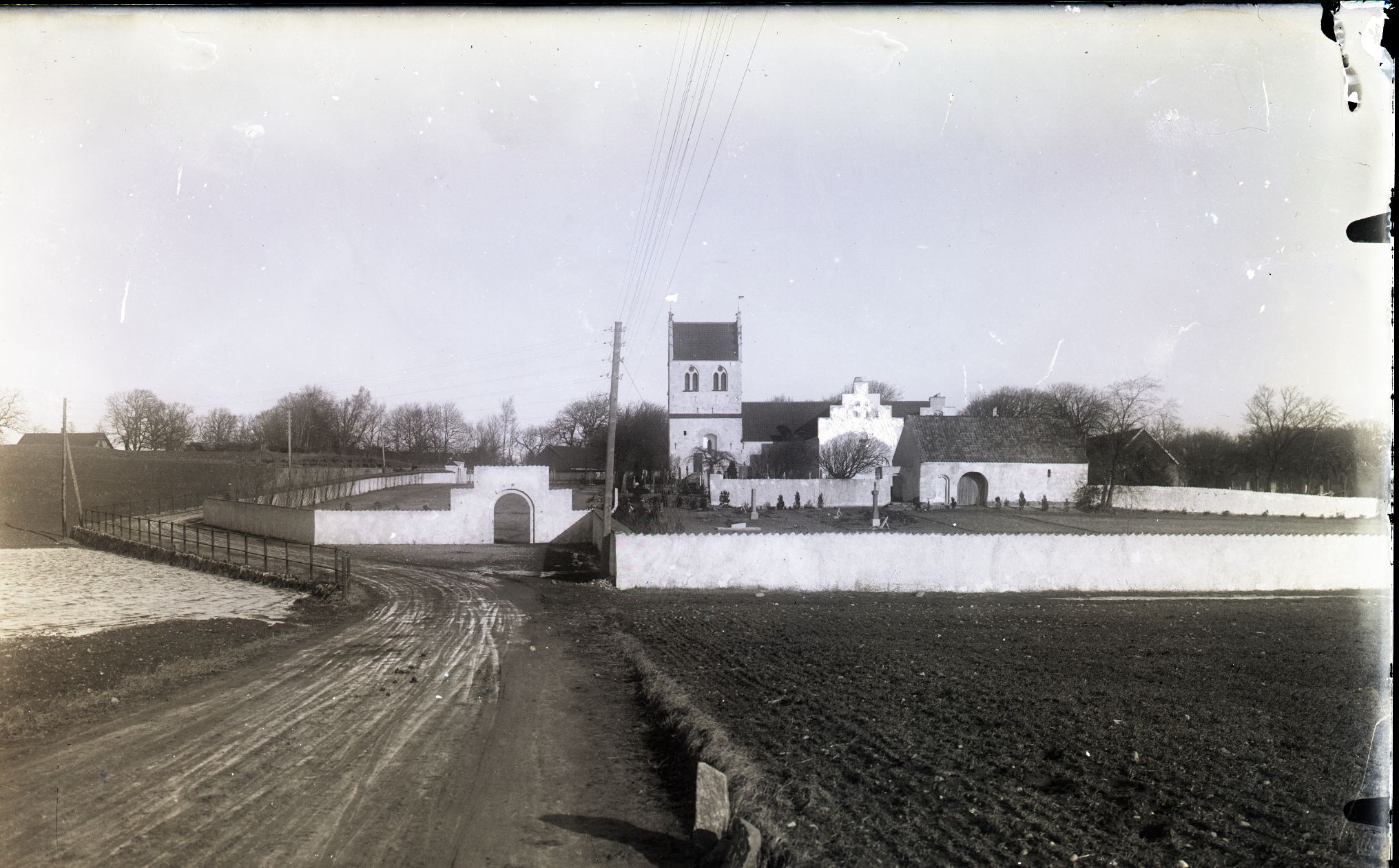Brunnby kyrka och kyrkogård