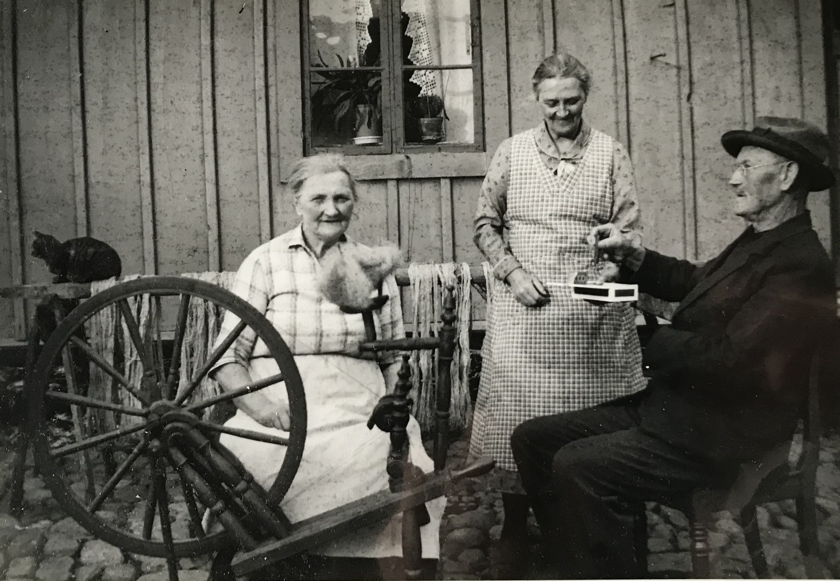 1940-talet. Thilda vid spinnrocken, Maria och Thildas bror Nils-Petter