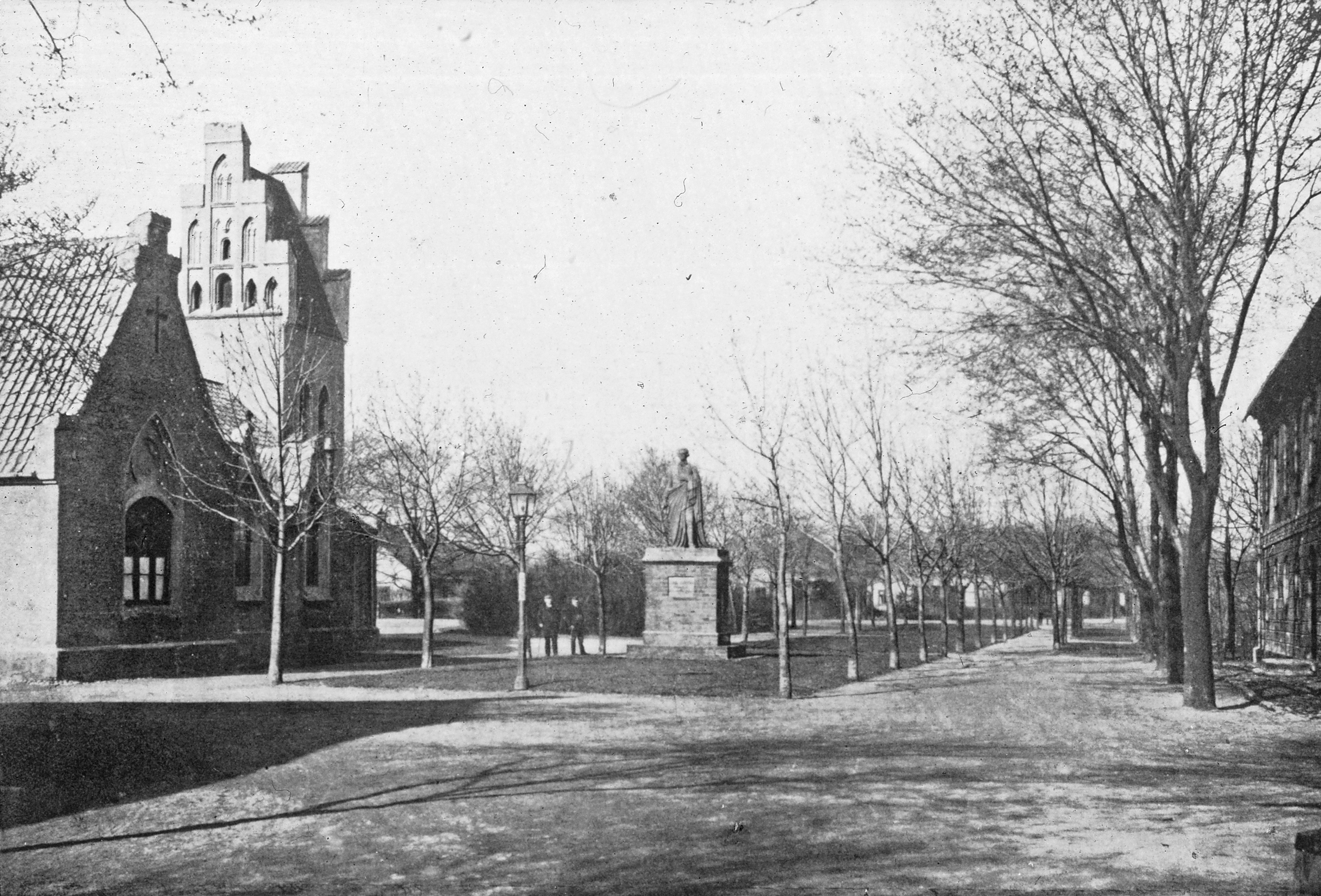 Höganäsbolaget Höganäs brukskyrka med Ruuth-statyn