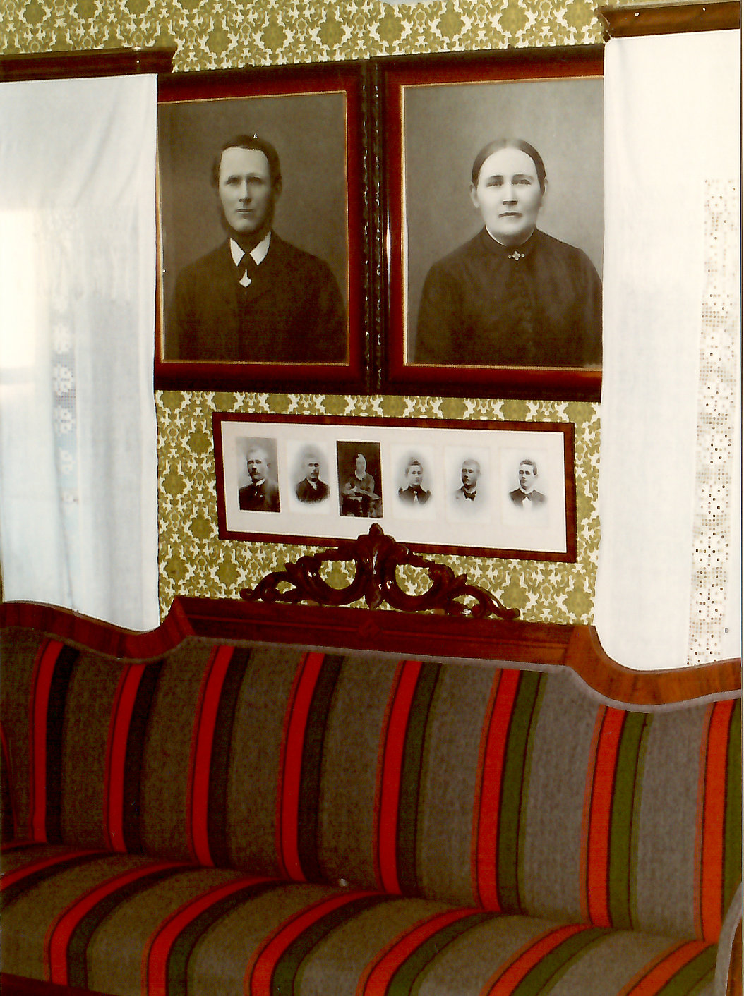 Soffa och porträtt