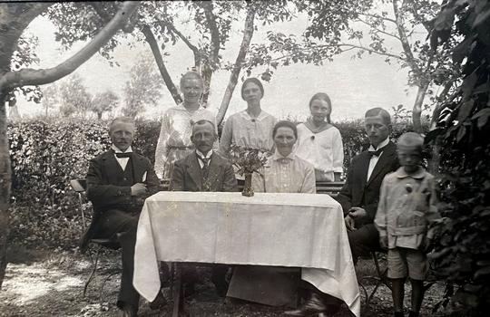 Hustoftagården, Emil och Botilla Andersson med familj