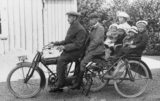 Smedmästare Ivan Bokelund med fru och söner