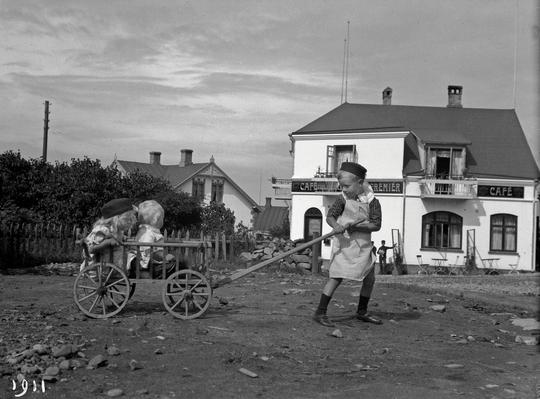 Mölle Café Premiér, barn med skrinda 1911