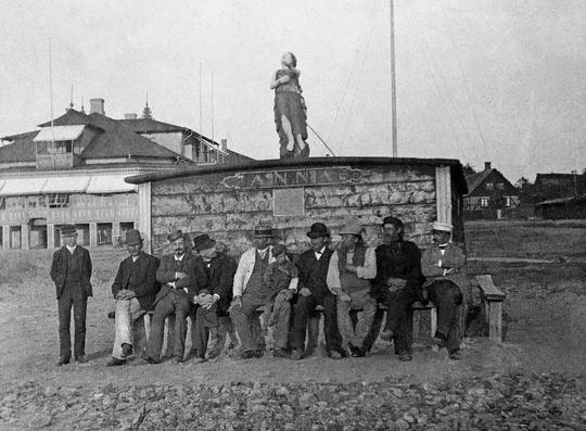 Mölle Hamnen, Ljugarebänken