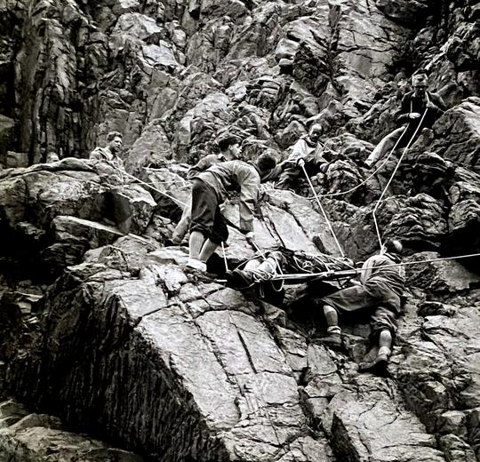 År 1961 var 12 stycken danska bergsbestigare från Köpenhamn uppe på Kullaberg. En 30-årig Eigil Bonde föll 5-6 meter och slog huvudet i bergväggen. Efter ett mycket farligt och svårt räddningsarbete lyckades han föras i säkerhet.