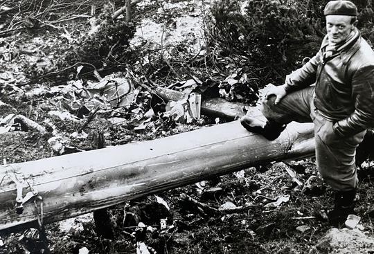 Fyra attackflygplan av typen Vampire ur Hallands flygfottilj flög rakt in i Kullaberg på grund av dimman den 4 mars 1956. Alla fyra piloterna omkom ögonblickligen när de slog ner samtidigt i bergsterrängen vid Gregers backar. På bilden står Kurt Kristiansson och betraktar förödelsen.