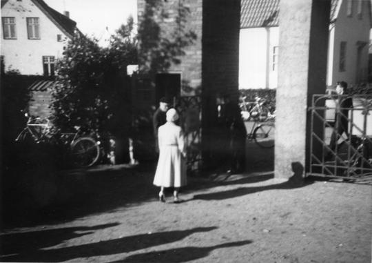 Höganäs, Julivallen, Erik Olofsson i basker bakom damen i ljusa kläder.