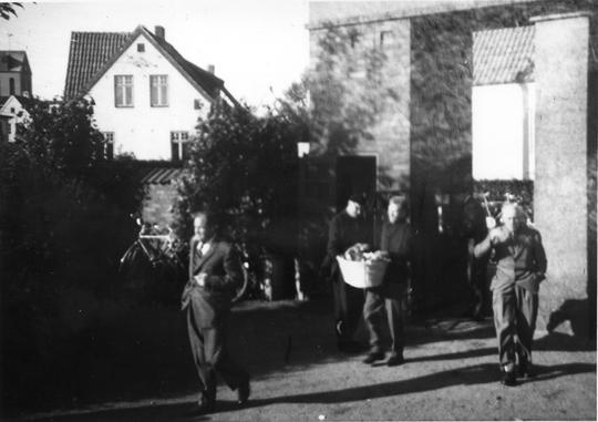 Höganäs, Julivallen, Erik Olofsson i basker andra från vänster.