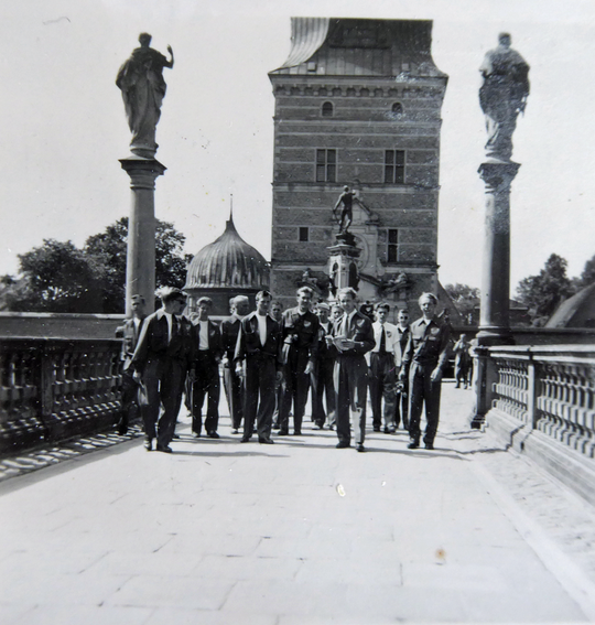 Över bron till Fredriksborgs slott 1952