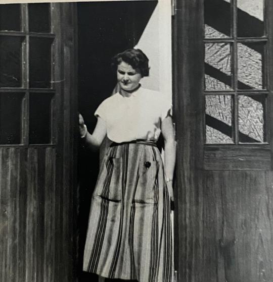 Kullagårdens värdinna. Kortet taget på 1950-talet.