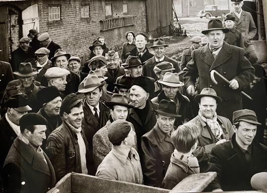 Höganäs, Tjörröd 1957. Arrendendator B. Persson höll auktion i Tjörröd. Auktionsutropare var J. Lundgren och Olle Olofsson. Lundgren håller i käppen och Olofsson står nedanför iklädd rutig halsduk.