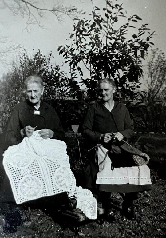 Tilda och Maria Andersson handarbetar