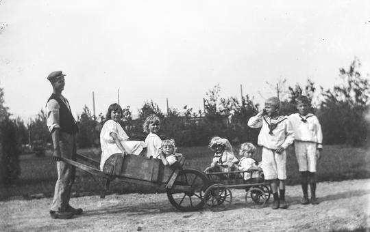 1919, Villa Horndahl/Widdings villa, nya trädgården, Höganäs. Otto Meijer, Stina och Svea Nilsson, Rigel, Arne, Inga och Orvar Horndahl, Karl Åke Nilsson.