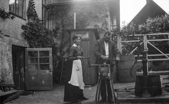 1910, Villa Horndahl/Widdings villa, Höganäs. Gaveln mot öster. Hildur och Anders Petter Horndahl
