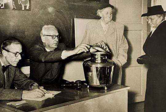 Val i Arild 1954. Kapten C A Clifford, Gustav Gustavsson, Carolina Pettersson och hennes  syster.