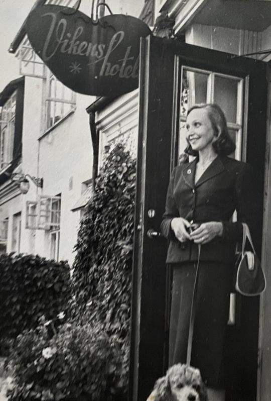 Inga Tidblad 1954. Vikens hotell, Bygatan, Viken.