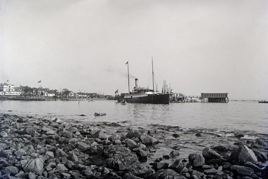Mölle Hamnen, Färjan Saltholm på väg ut