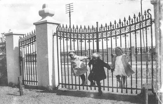1920, Villa Horndahl/Widdings villa, Höganäs. Smidesgrinden mot Järnvägsgatan. Inga Horndahl (Rigels tvilling), Arne Horndahl, Rigel Horndahl (Ingas tvilling).