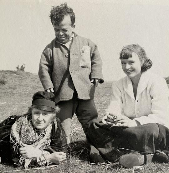 Gycklarnas afton, inspelad i Arild 1953, okänd, Otto Moskovitz och Harriet Andersson.