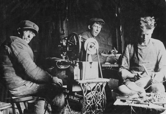 Toffelmakeriet i Tånga omkr. 1920